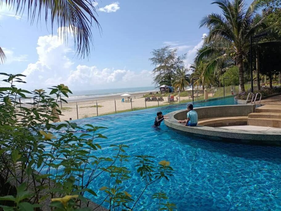 Timurbay Seafront Residence By Ozzy Azizi Kuantan Luaran gambar