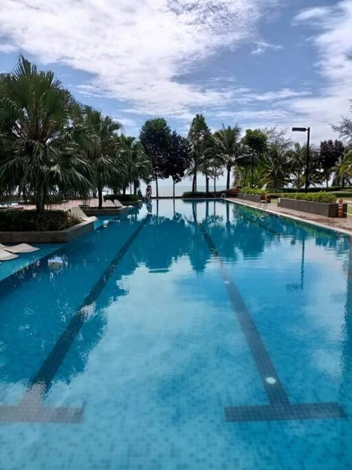 Timurbay Seafront Residence By Ozzy Azizi Kuantan Luaran gambar