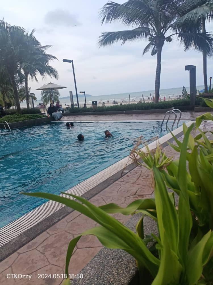 Timurbay Seafront Residence By Ozzy Azizi Kuantan Luaran gambar
